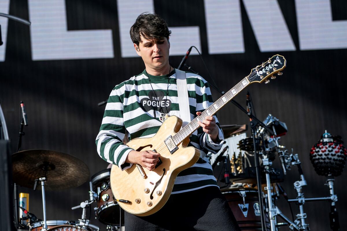 Ezra Koenig, cantante y guitarrista de Vampire Weekend, durante el show de la banda en el Coachella 2024. (AP)
