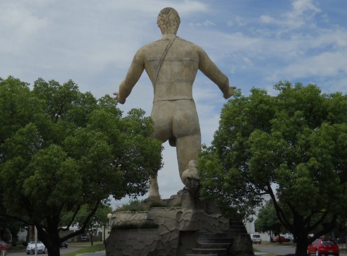 La desopilantes estatuas ubicados en distintos pueblos de Argentina que formaron parte de un hilo en Twitter a raíz de lo que pasó con Marcelo Gallardo.