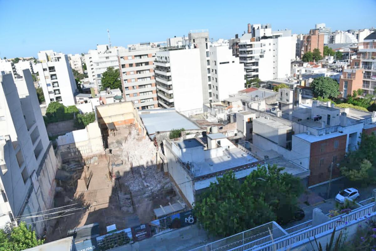 Jacinto Ríos al 300, barrio General Paz, derrumbe que generó daños en propiedades y autos. (Javier Ferreyra / La Voz)
