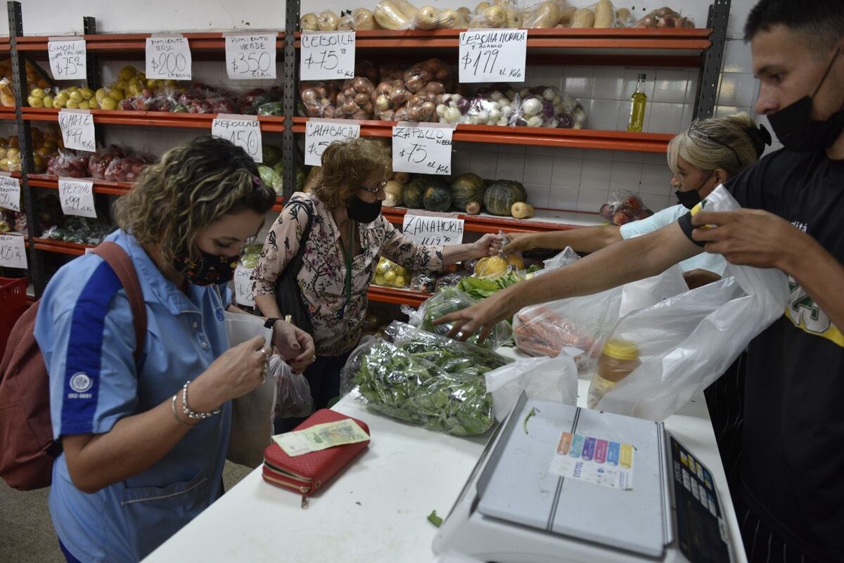 La historia de la verdulería cordobesa que ofrece productos a $ 10. (Ramiro Pereyra/La Voz)