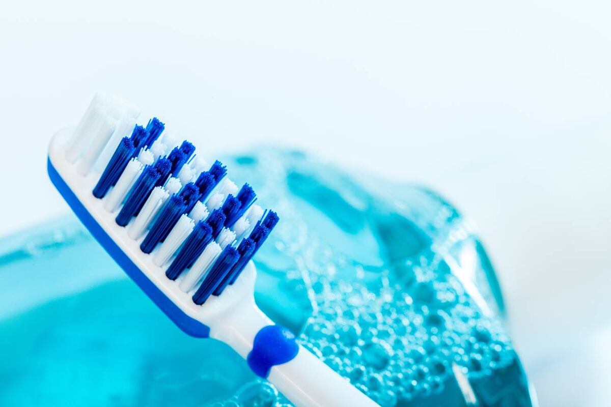 Después de cumplir su función en la higiene bucal, un cepillo de dientes viejo puede ser la mejor herramienta para limpiar rincones difíciles y cuidar el planeta al mismo tiempo. (Freepik)