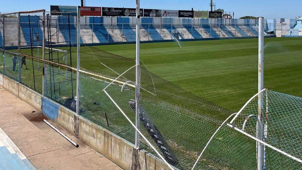 Sobre la tribuna que da a Quevedo colocarán pronto las flamantes butacas (Foto: La Voz).