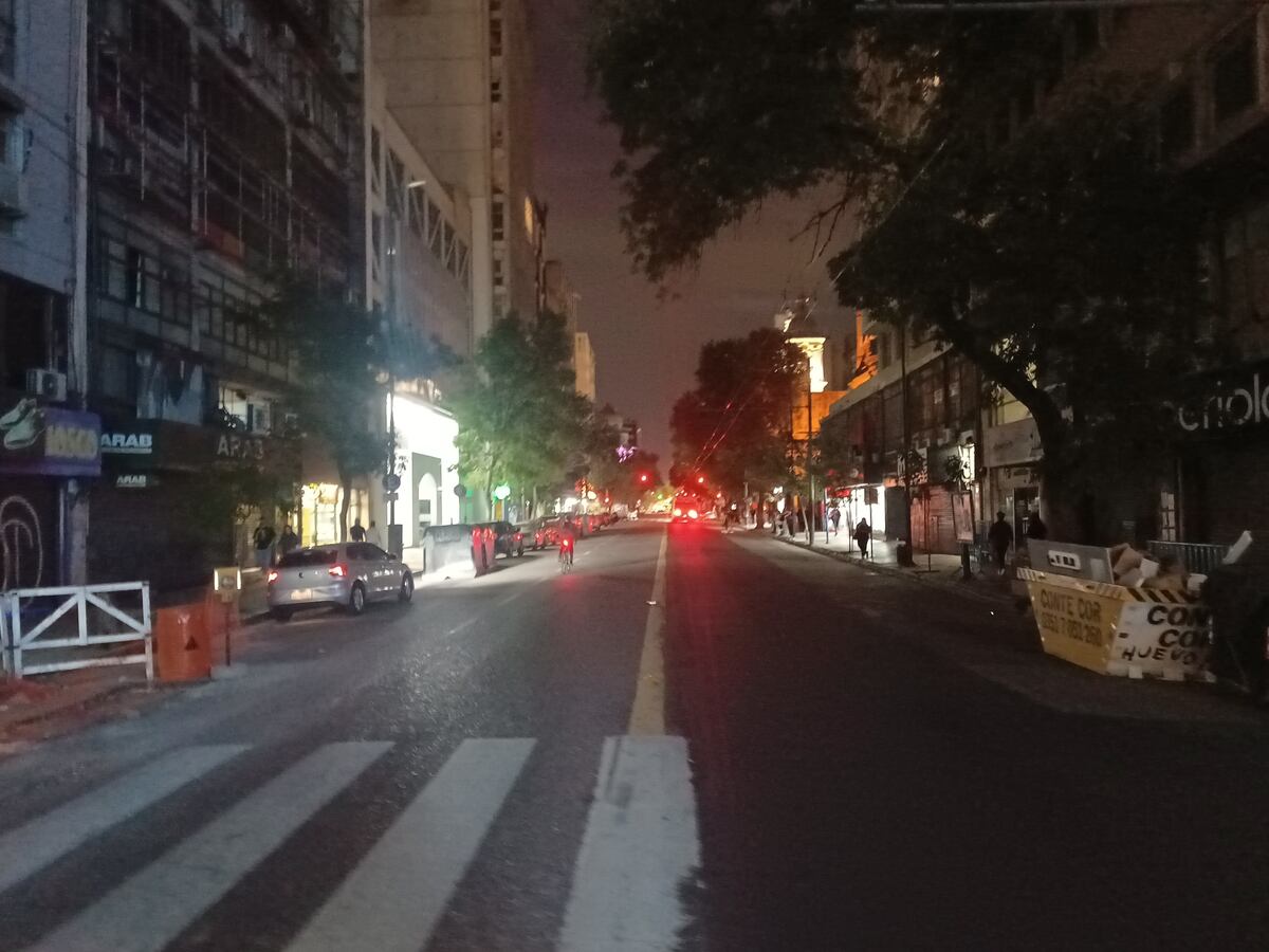 Apagada. Así lucía la avenida General Paz el último domingo, apagada en casi toda su extensión (Diego Marconetti).