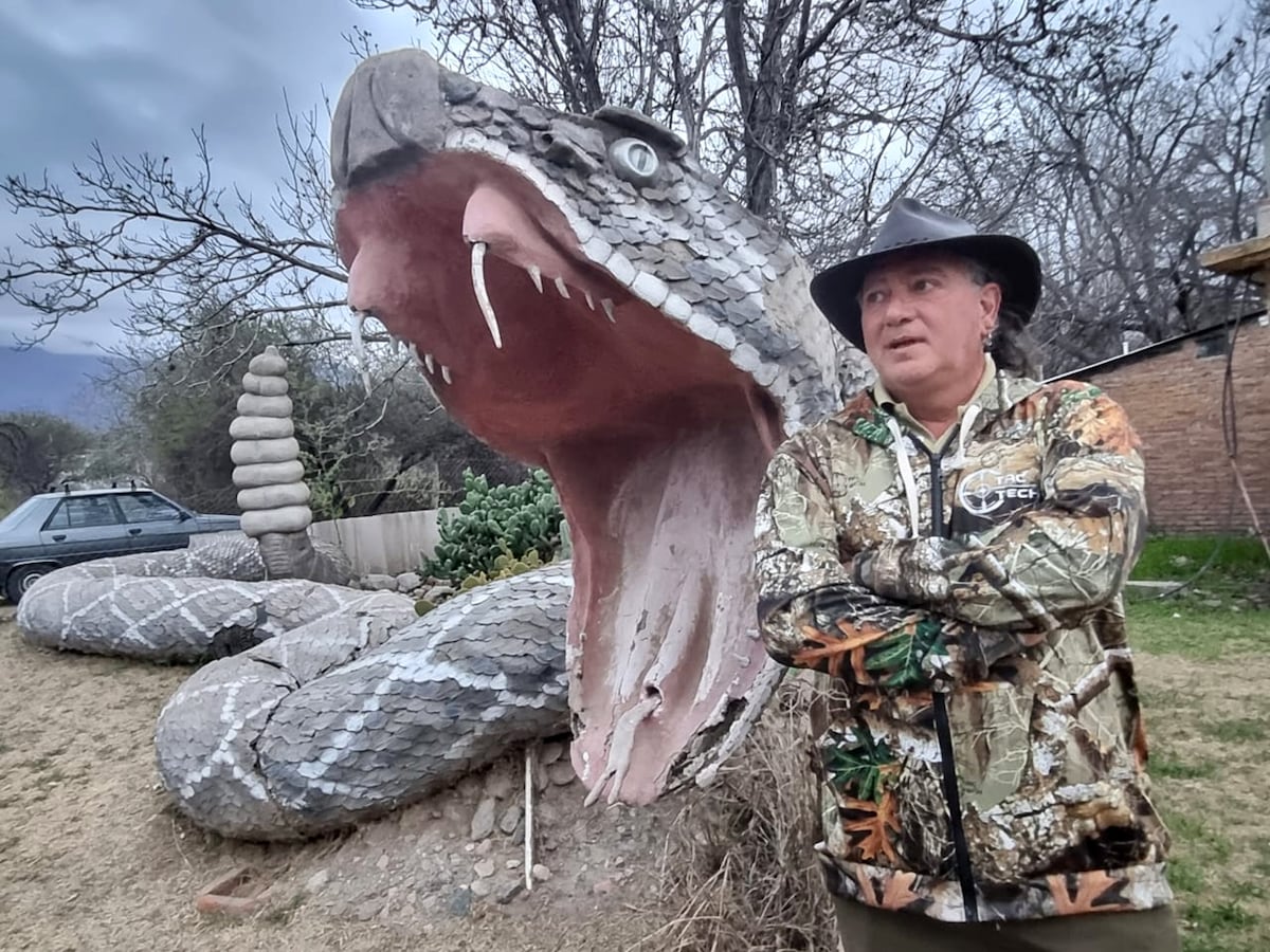 Francisco Daniel Brito, en su serpentario sobre ruta 14, en Traslasierra. (La Voz)