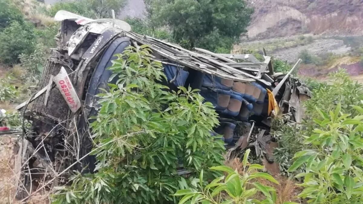 Tragedia en Perú. Al menos 20 muertos y 35 heridos tras la caída de un colectivo a un barranco en Huancavelica. (Facebook / Red Informativa)