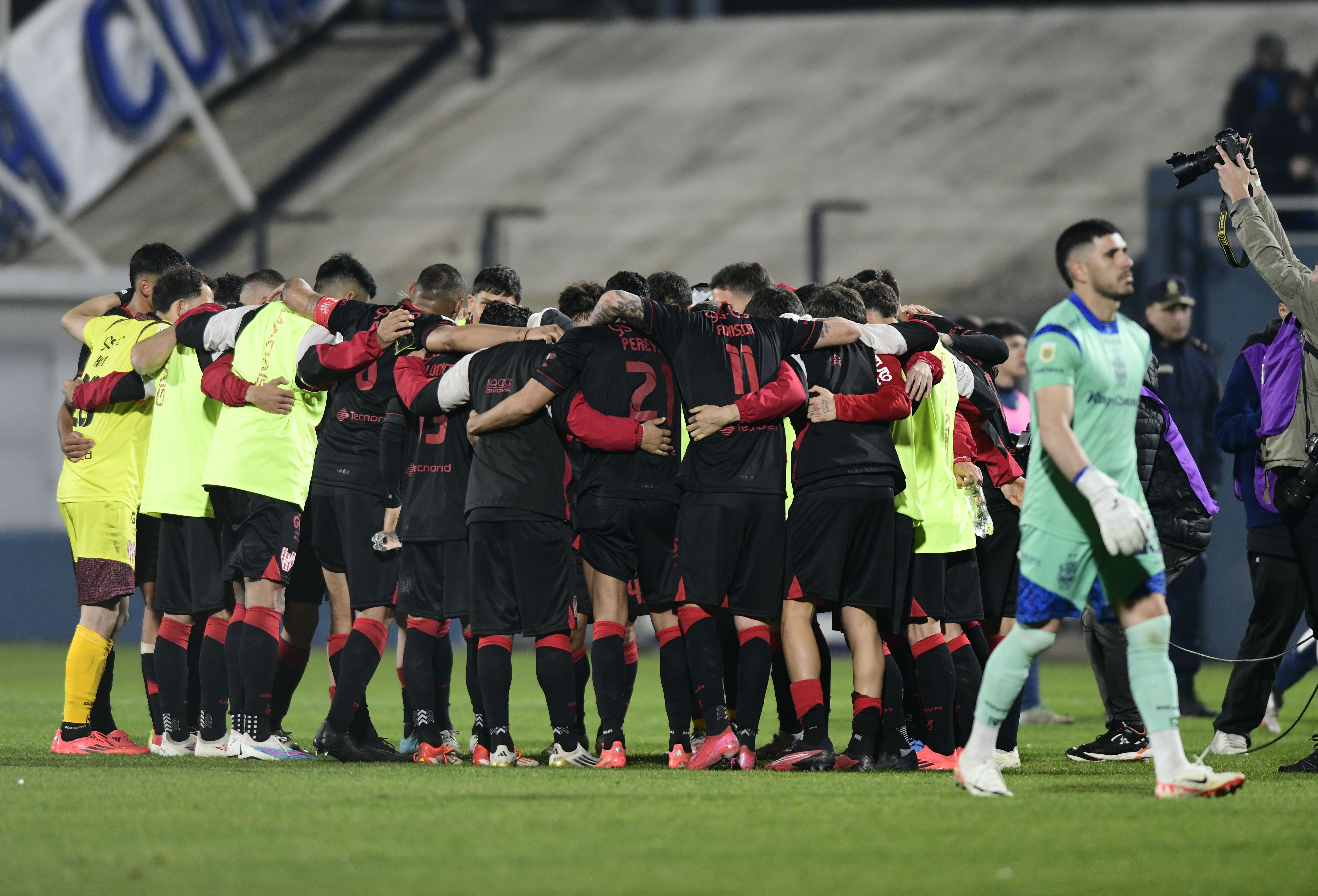 Los jugadores de la Gloria se abrazan tras vencer a Gimnasia. (Fotobaires).