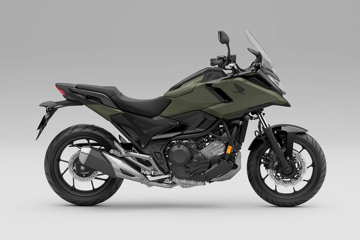 El motor bicilíndrico de 745 cc está optimizado para ofrecer un torque progresivo y un consumo eficiente de combustible.