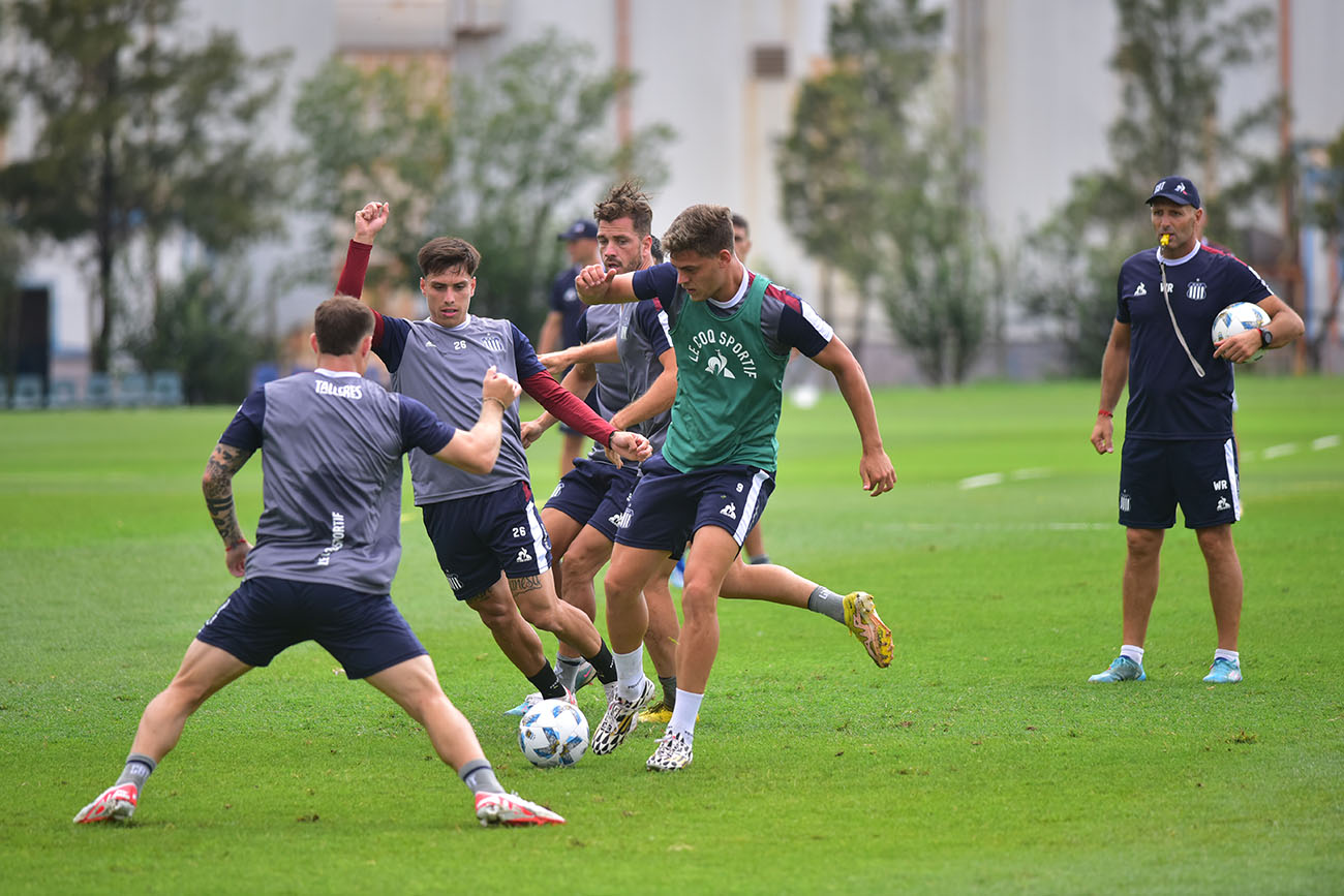 Entrenamiento de Talleres, que se sigue preparando. (Ramiro Pereyra / La Voz)