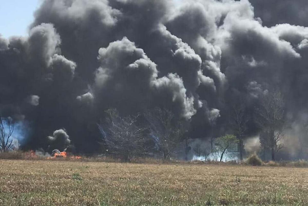 Sinsacate. Incendio en un predio de cubiertas y leña.
