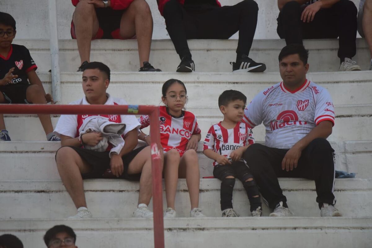 Copa Córdoba. Los hinchas de Instituto en el Monumental de Alta Córdoba, antes del partido con Talleres. (Javier Ferreyra / La Voz)
