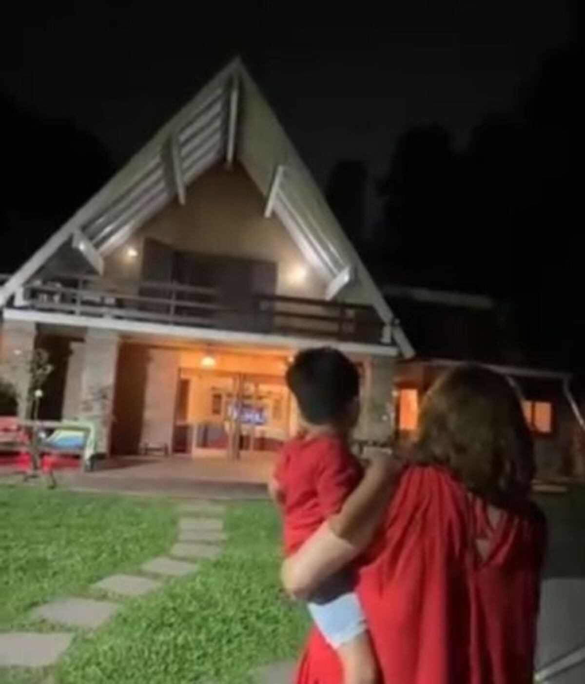 Así es la casa de Lizy Tagliani y Sebastián Nebot estilo alpino y un espacio pensado para su hijo