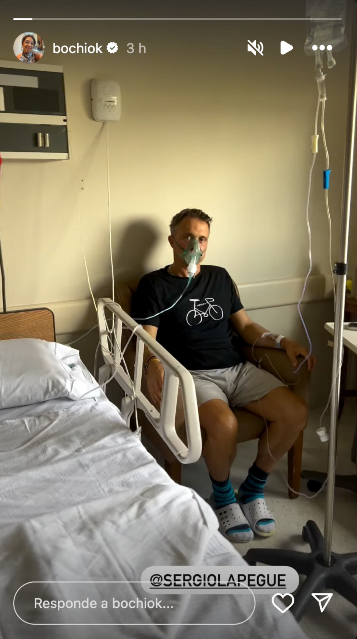La esposa de Sergio Lapegüe lo mostró realizándose nebulizaciones en el hospital. (Foto: captura de pantalla)