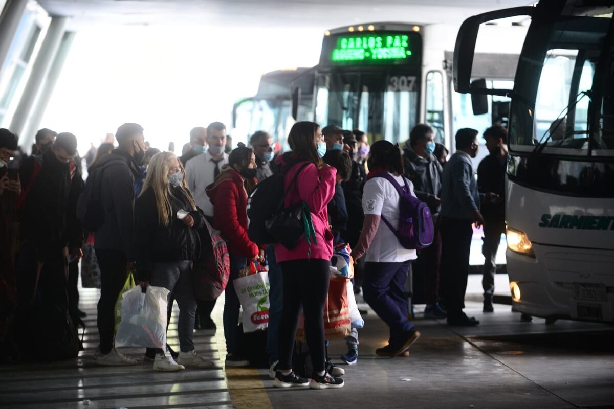 Intenso movimiento en la Nueva Terminal de Ómnibus de Córdoba (José Gabriel Hernández).