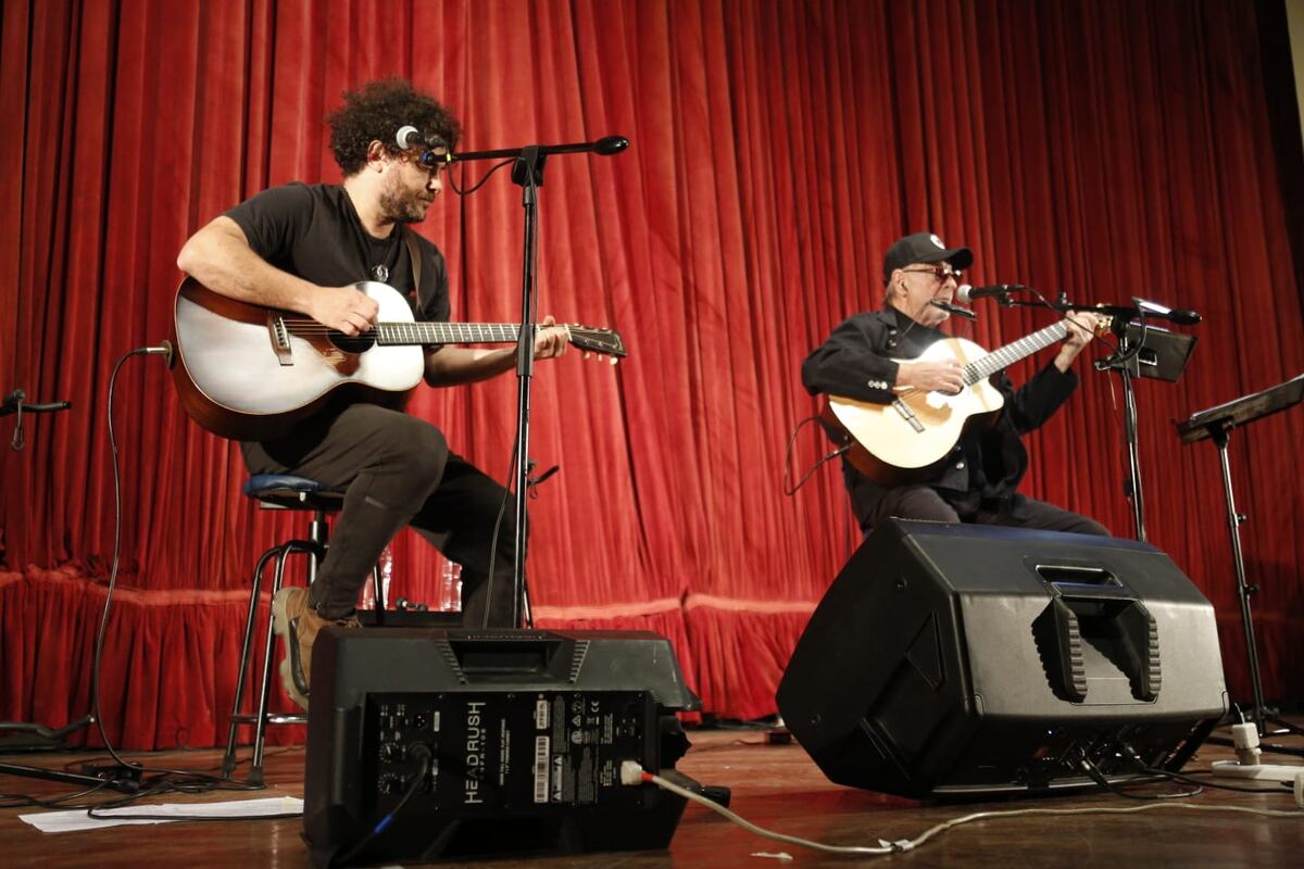 León Gieco y Raly Barrionuevo, tocando juntos en el acto de la UNC (La Voz).