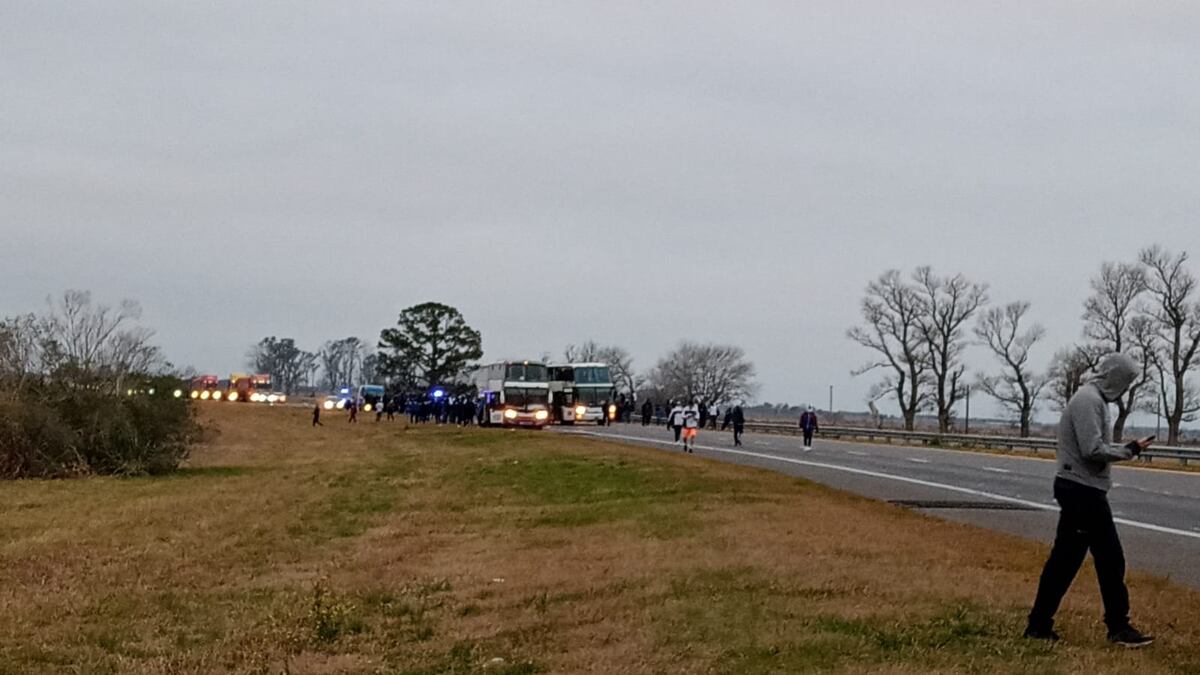 Hinchada de Talleres llegando a Santa Fe. Hubo algunos incidentes y enfrentamientos con la Policía, que arrojaron gas pimienta a uno de los colectivos. (Gentileza)