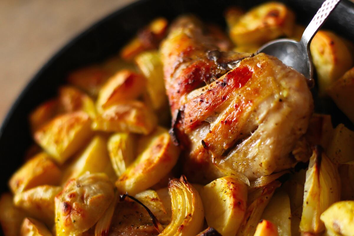 pollo al horno con papas especiadas