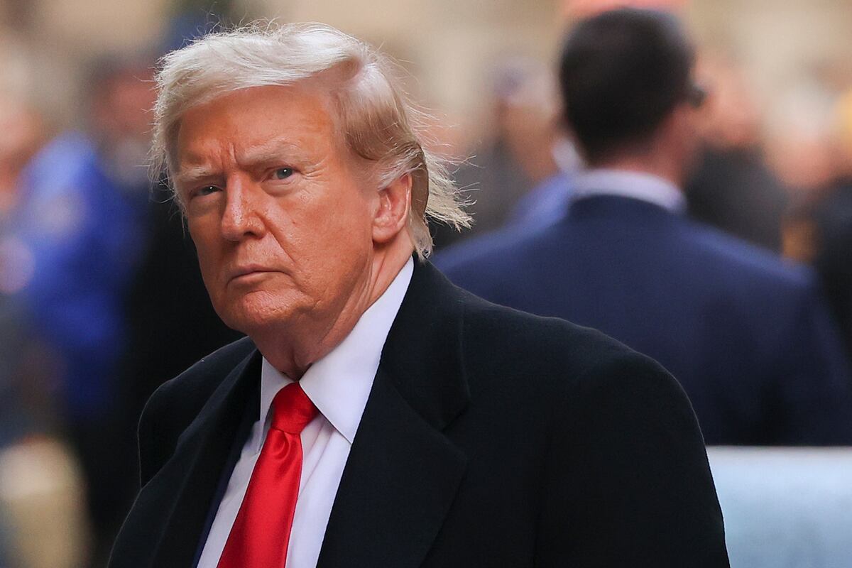 El expresidente Donald Trump llega a una conferencia de prensa en el número 40 de Wall Street tras una audiencia en un tribunal penal de Manhattan, el lunes 25 de marzo de 2024, en Nueva York. (AP Foto/Yuki Iwamura)