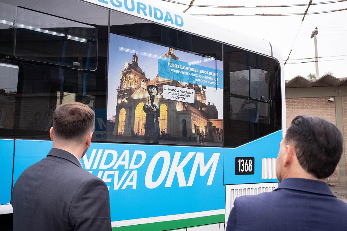 Las ventanillas de colectivos de Tamse fueron intervenidas con la imagen de Brochero.