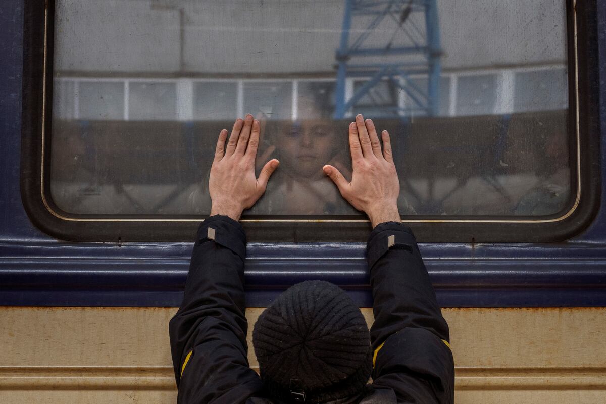 Un padre saluda a su hija en la estación de Lviv. (AP)