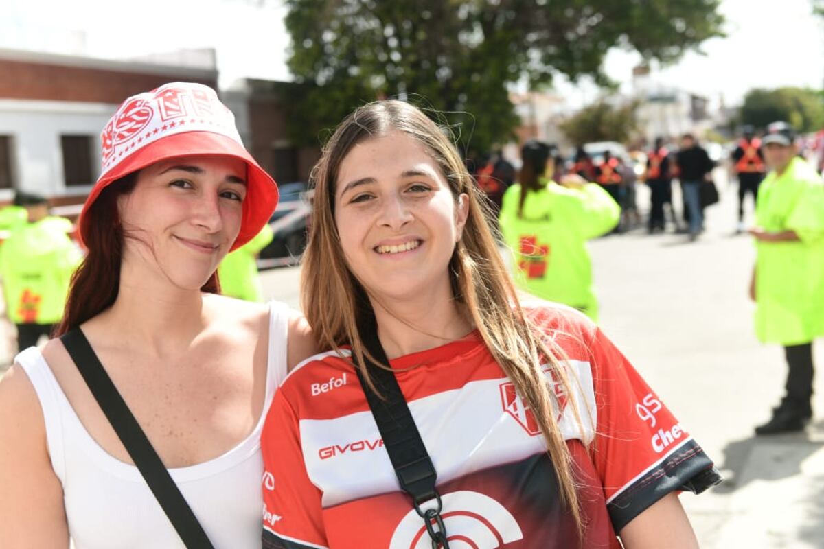 Hinchas de Instituto en la previa del clásico con Talleres en Alta Córdoba. (José Gabriel Hernández y Javier Ferreyra / La Voz)