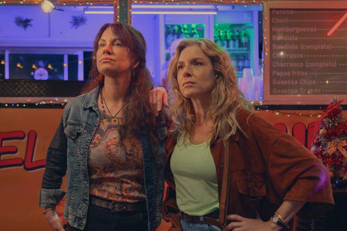 El Tiempo de las Moscas. Nancy Duplaa colmo La Manca y Carla Peterson como Inés. Cr Cleo Bouza / Netflix