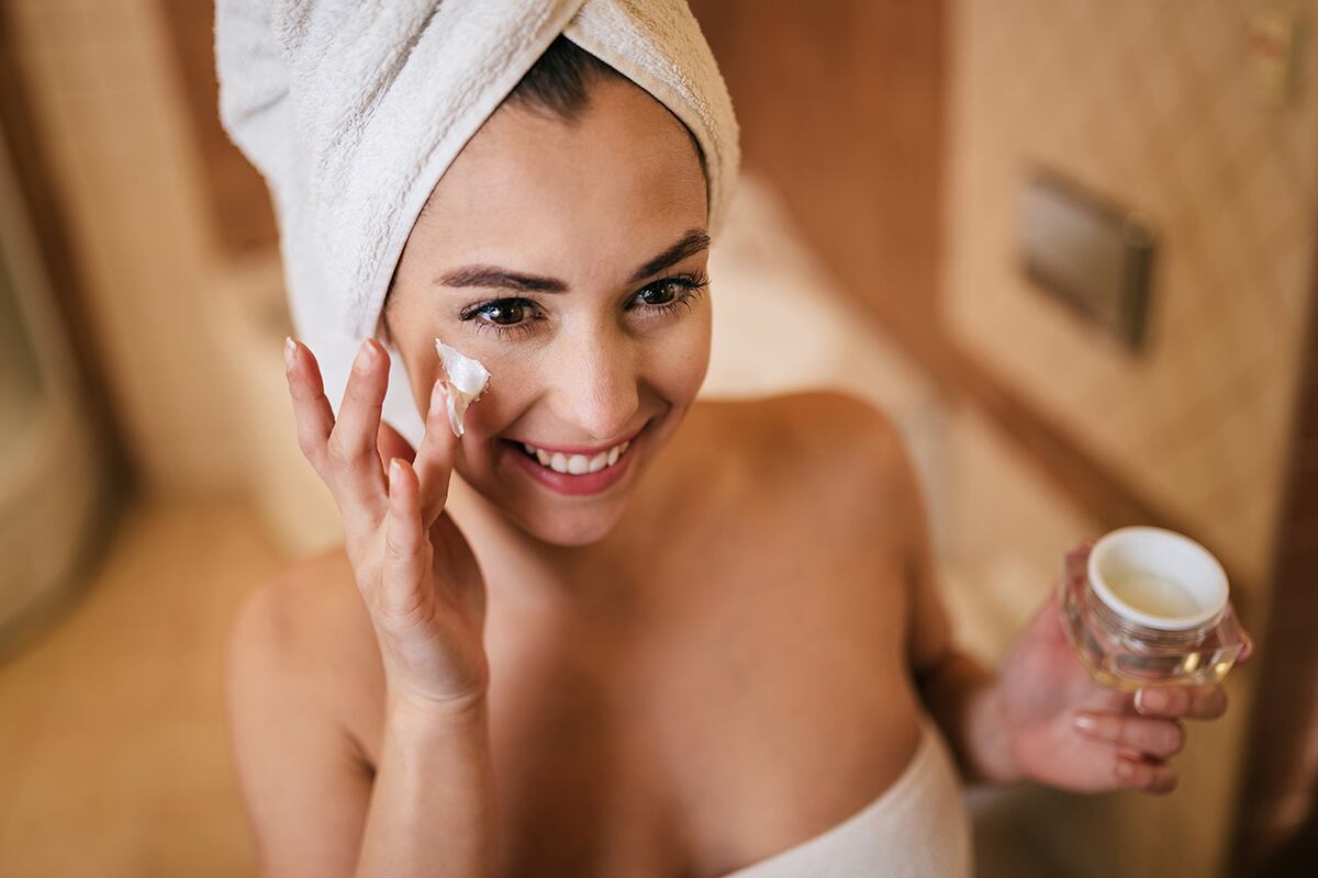Con la llegada de primavera, los cuidados cosméticos deben seguir enfocados en hidratar en profundidad la piel. (Freepik)
