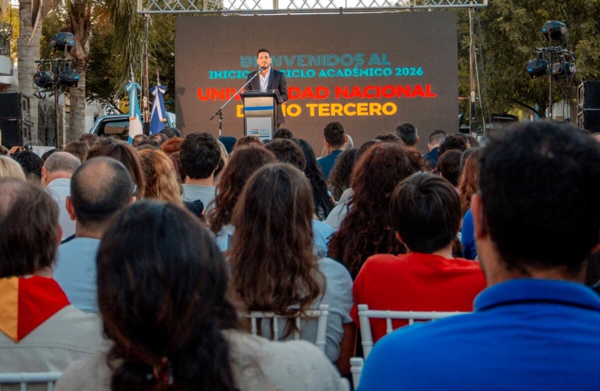 El intendente Ferrer en el acto de inauguración del ´primer ciclo lectivo de la UNRT. (Municipio)