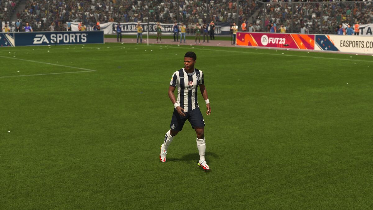 RAFAEL PÉREZ. Capturas de imágenes en una Playstation 5 de cómo se ve Talleres en el videojuego Fifa 23.