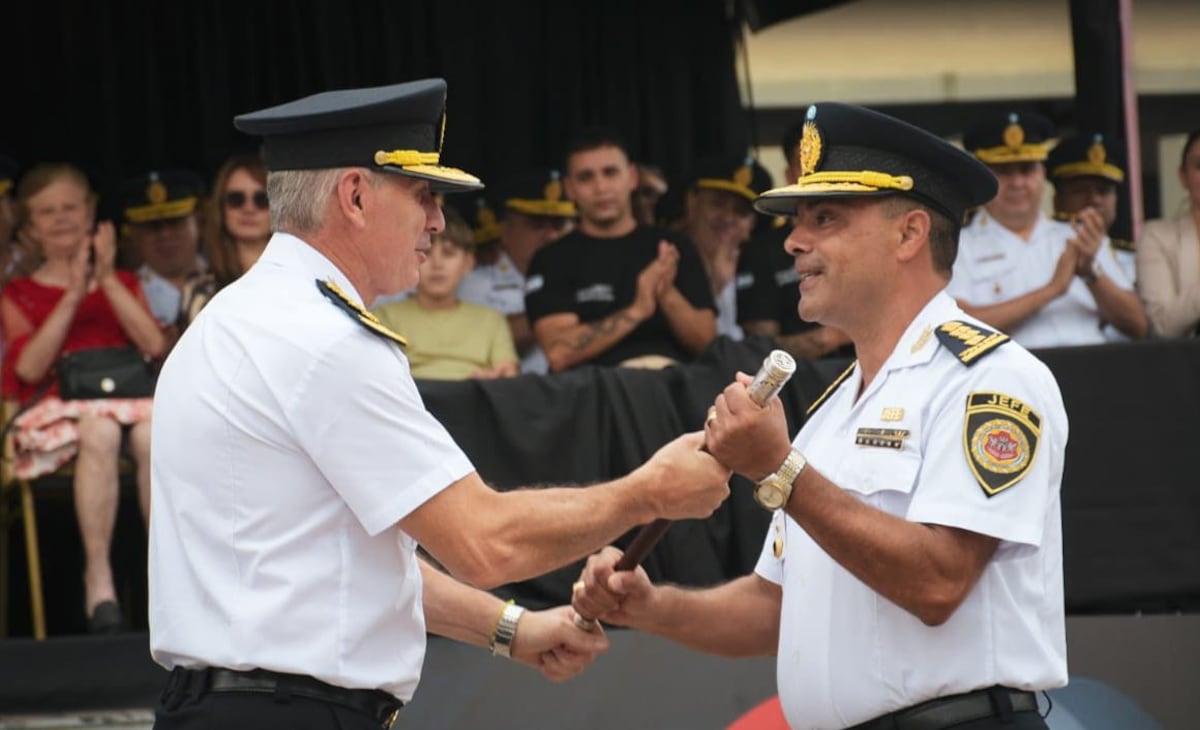 Gutiérrez le entrega el bastón de mando policial a Marín. (Gobierno)
