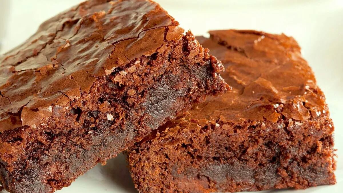 Brownie de chocolate: la receta clásica con seis ingredientes y el truco para que quede húmedo