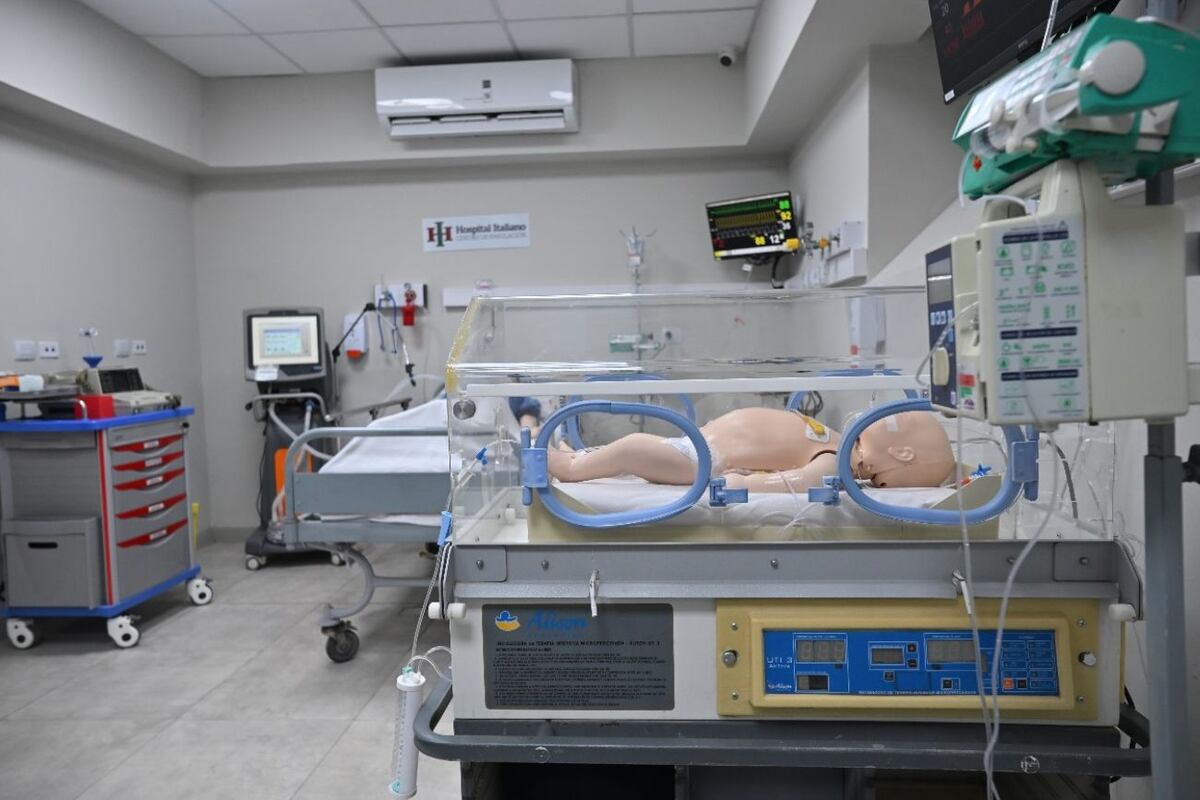 Gracias a la combinación de maniquíes de alta fidelidad, realidad virtual e inteligencia artificial, los equipos de salud practican procedimientos complejos en un entorno totalmente controlado.