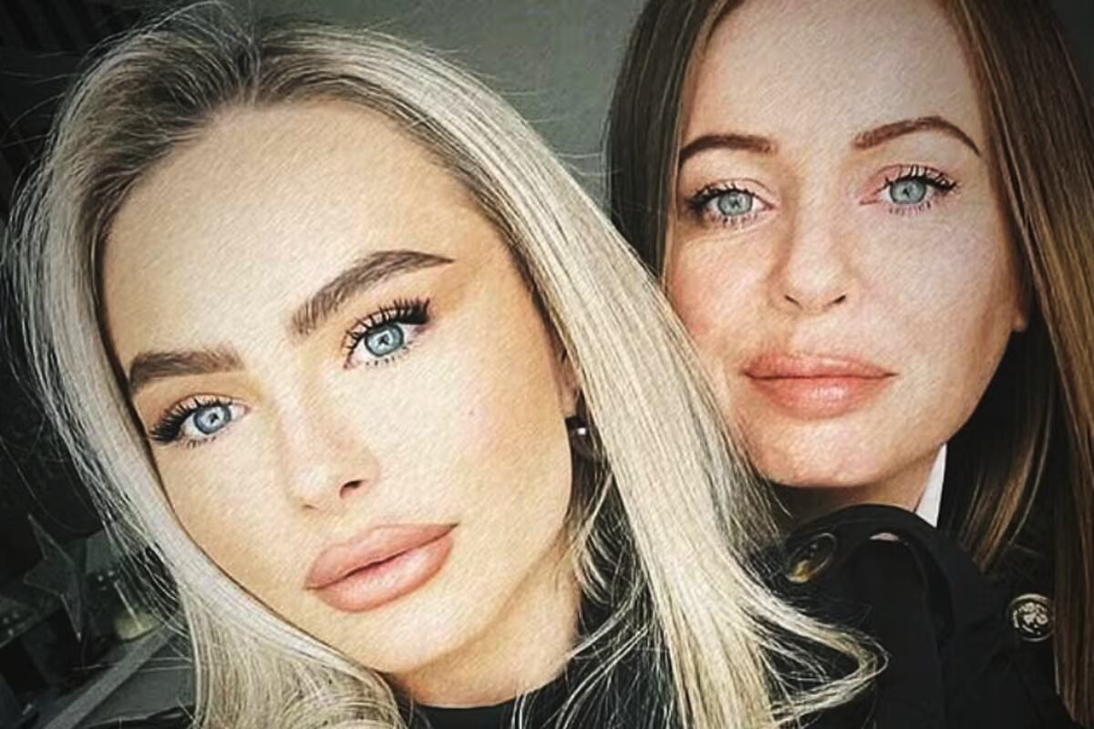 Mía O’Brien junto a su madre.
