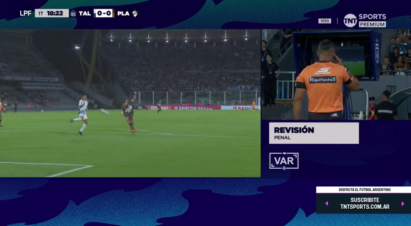 La mano en Talleres que sancionó el árbitro contra Platense. (Captura)