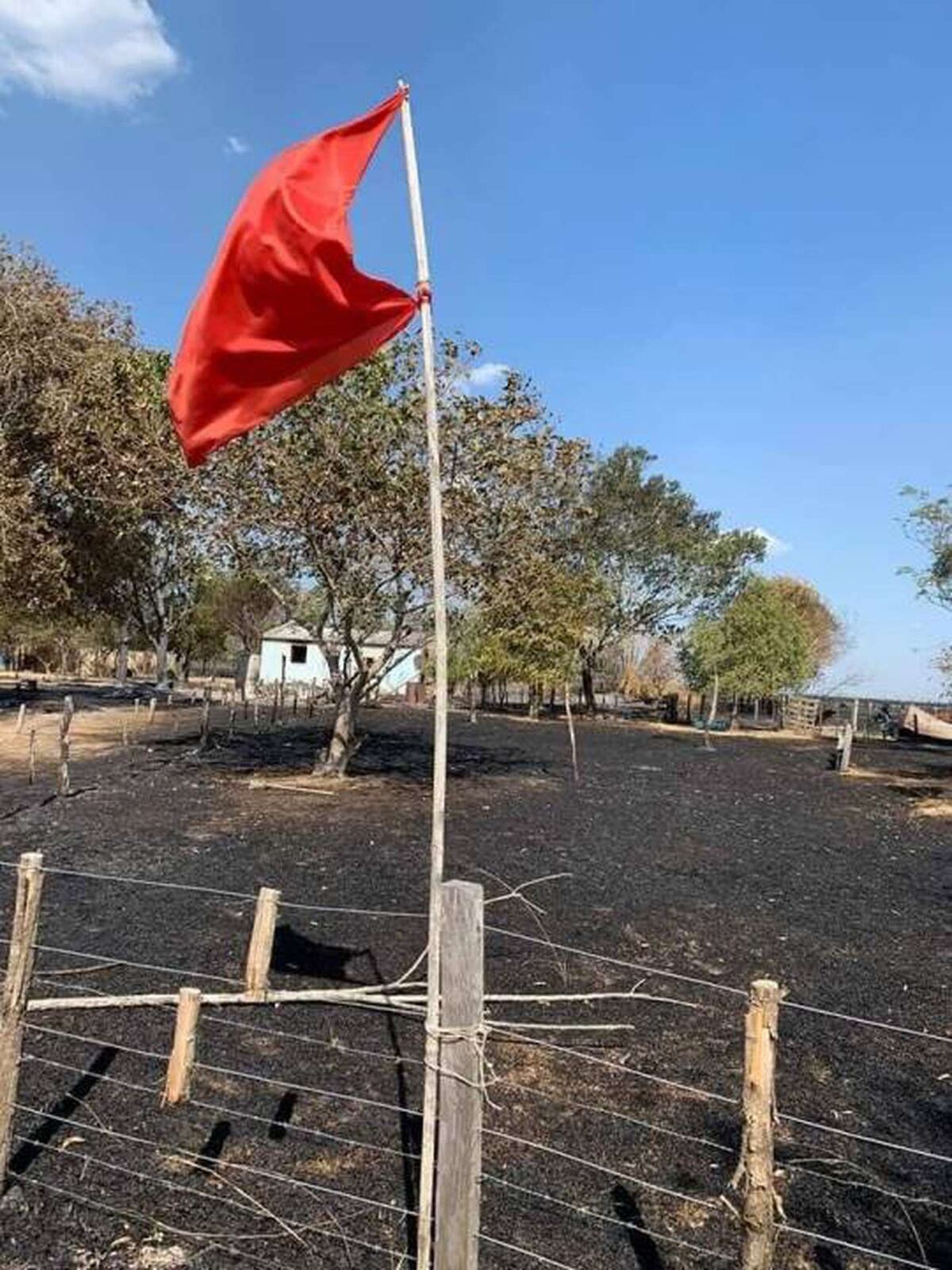 Gauchito Gil. El santuario del gaucho correntino quedó intacto tras el avance del fuego.