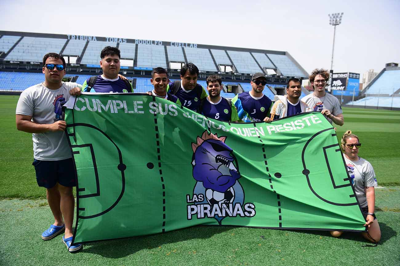 BELGRANO PIONERO. El plantel de fútbol de ciegos del club organizó un encuentro de camaradería para Pirañas, su adversario por la Copa Oro. (José Gabriel Hernández / La Voz)