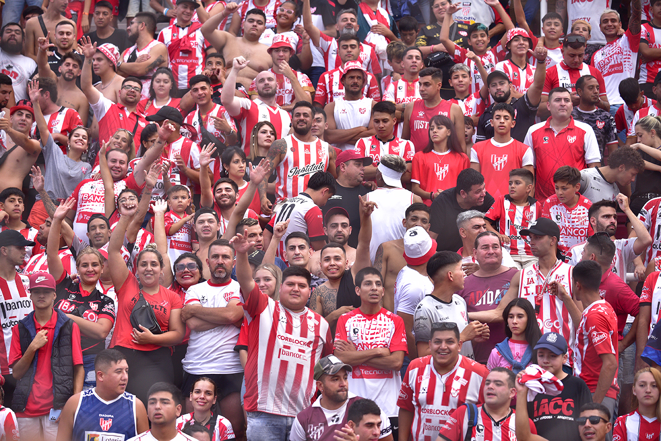 Fotos de hinchas de Instituto en el estadio Monumental en el partido ante Sarmiento de Junín para la Liga Profesional. (Ramiro Pereyra)