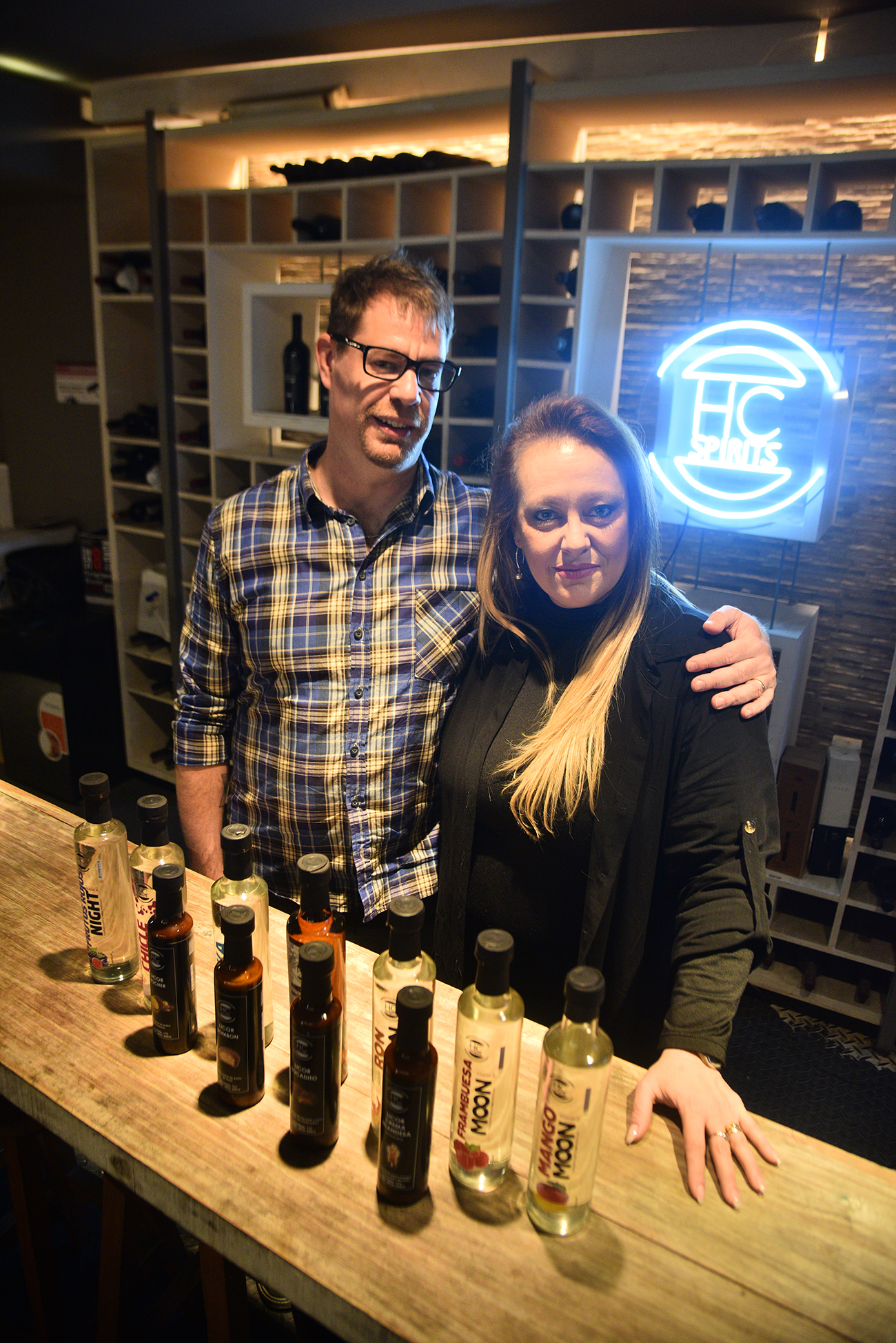Mónica Conci y David Hantis, de HC Spirits. Hacen destilados y licores en Colonia Tirolesa. Foto Pedro Castillo