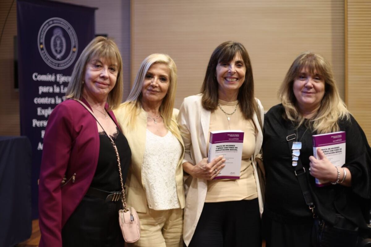 La jueza Ángeles Palacio de arato (tercera de izquierda a derecha) presentó su libro durante el Encuentro Nacional de Trata de personas (Gentileza Colegio de Abogados).
