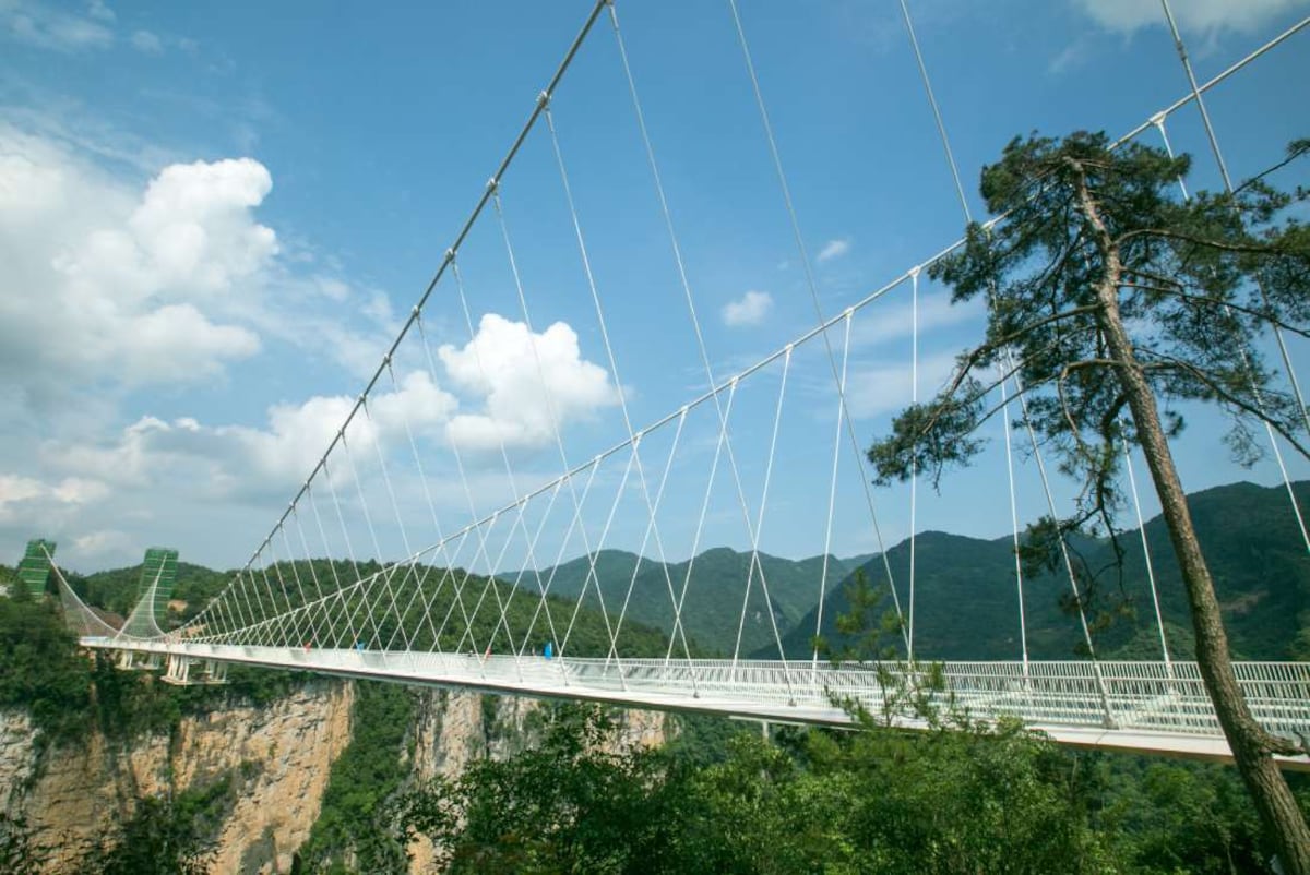 El puente de Zhangjiajie, en la provincia de Hunan, en China, también es colgante y con piso de cristal (Imagen reproducida bajo licencia Creative Commons).
