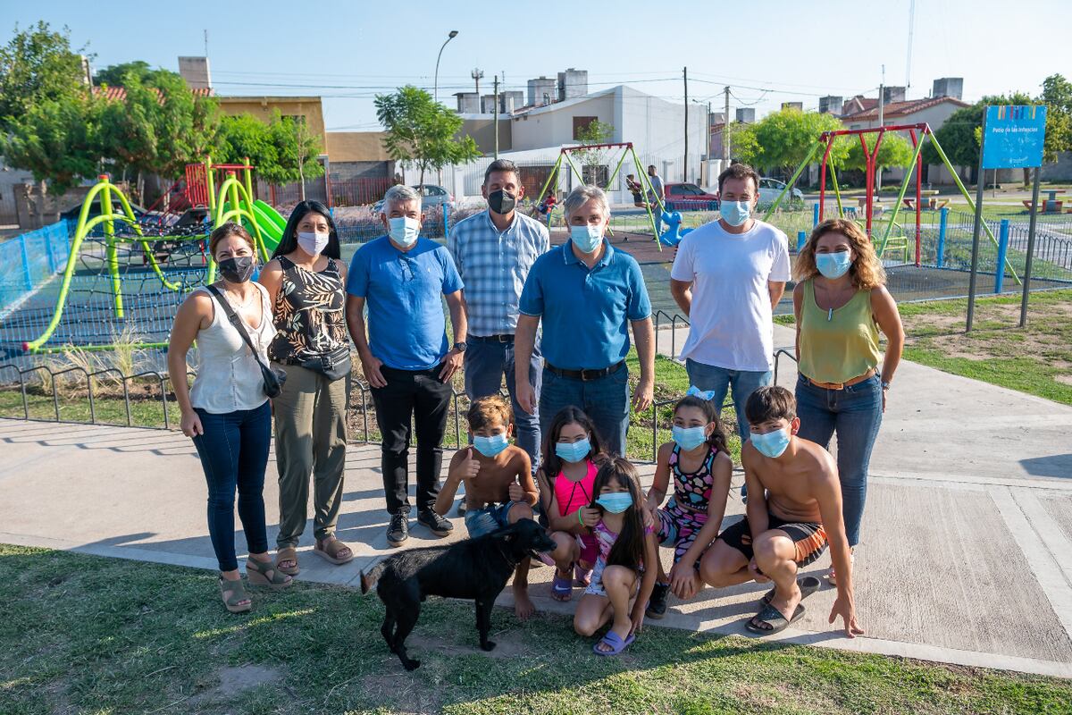 Vecinos de barrio Patricios recibieron la visita del intendente Martín Llaryora que recorrió la nueva plaza. (Municipalidad).
