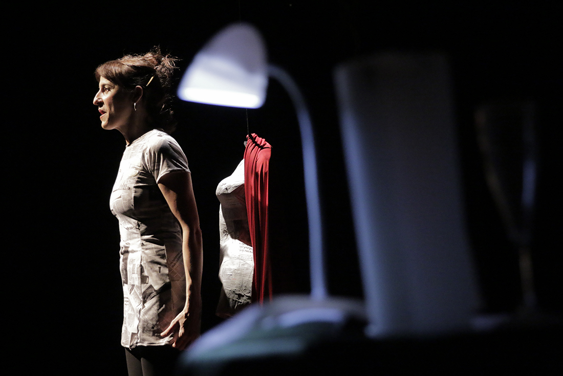 Elina Martinelli interactúa con un único objeto en escena.
Fotografía: Marcos Allende Ferratti