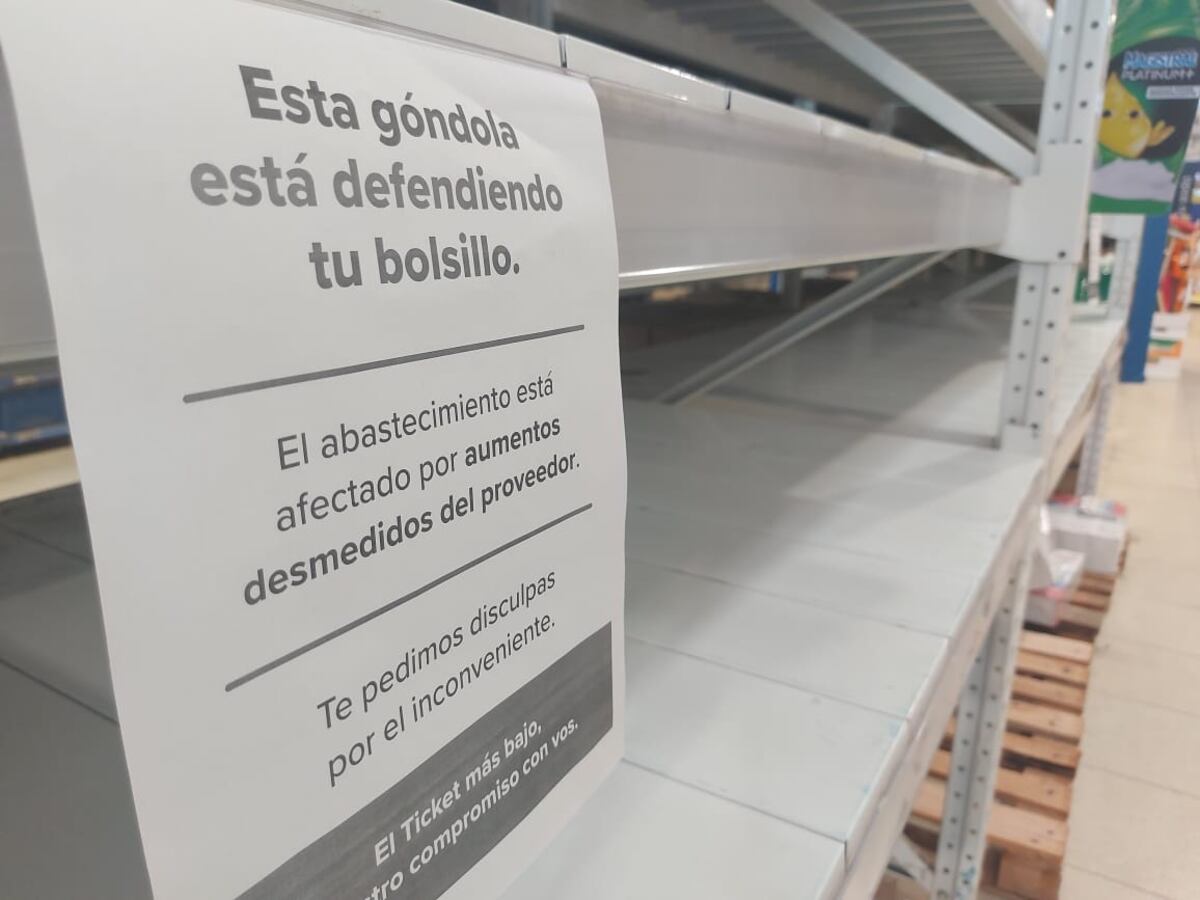 En Carrefour varias góndolas mostraban un cartel como este a los clientes. (La Voz)