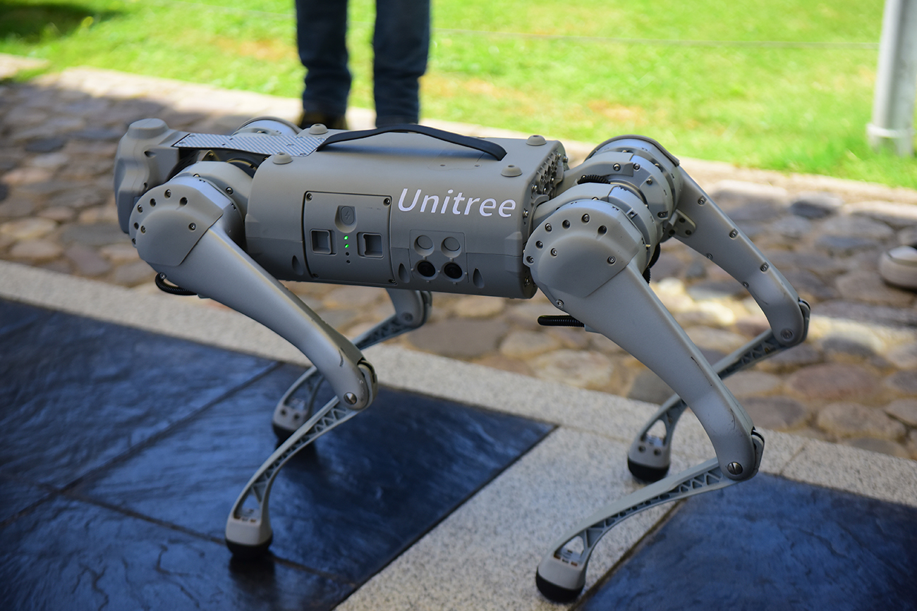 Sergio Cusmai, de Aipha-G . El producto es un robot desarrollado en China e importado por Aipha-G para tareas de seguridad e higiene en empresas y plantas industriales. Robot perro robotica informatica (José Gabriel Hernández / La Voz)