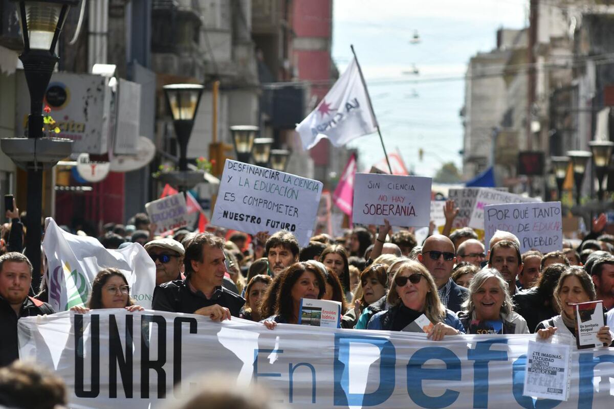 Marcha universitaria. Estudiantes, docentes y egresados se movilizan contra el veto a la Ley de Financiamiento Universitario (La Voz/Archivo).