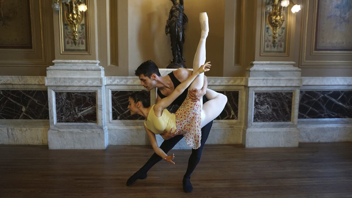 Brenda Vera y Luciano Bravo, una de las parejas protagonistas de las presentaciones de "El cascanueces" (prensa Teatro del Libertador).