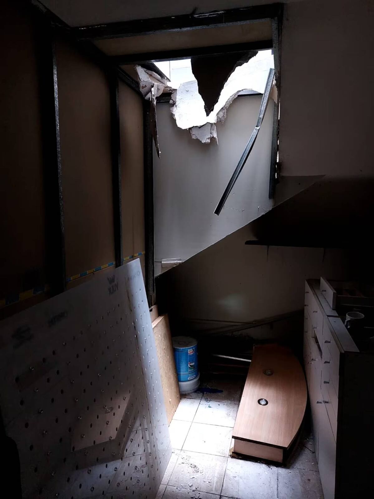 Cedió el piso de una óptica en Nueva Córdoba y empleada cayó al subsuelo (Gentileza)