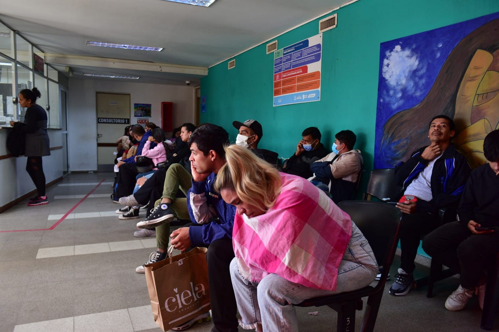 Gran cantidad de pacientes en la guardia del Hospital Rawson. (José Gabriel Hernández / La Voz)