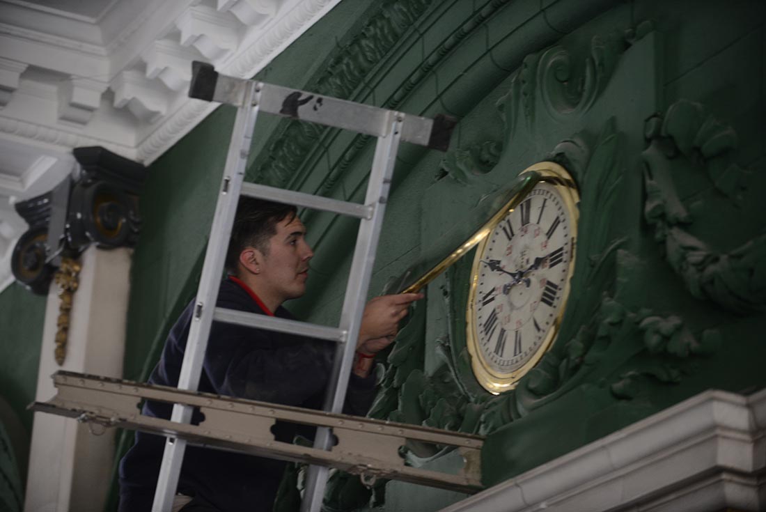 Reparación de los relojes de la Estación MItre. (José Gabriel Hernández / La Voz).