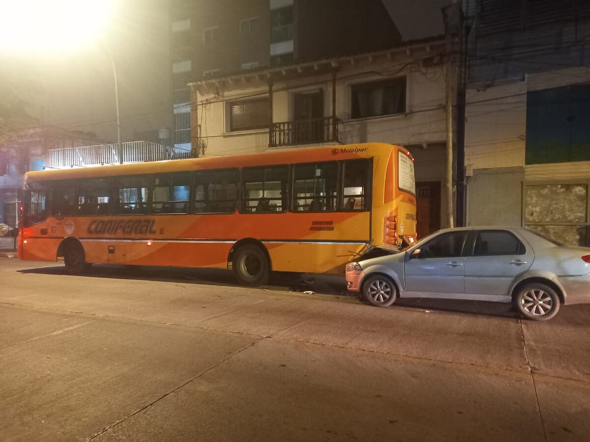 Una mujer lesionada al chocar contra un colectivo en barrio Provicencia (Policía).
