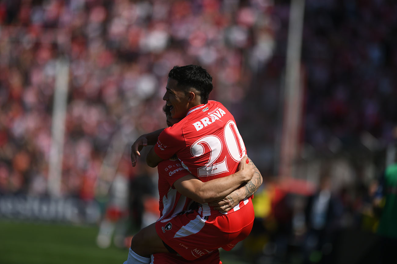 Cuello y el festejo de su gol ante Gimnasia, el primero en el club. (Ramiro Pereyra / La Voz )